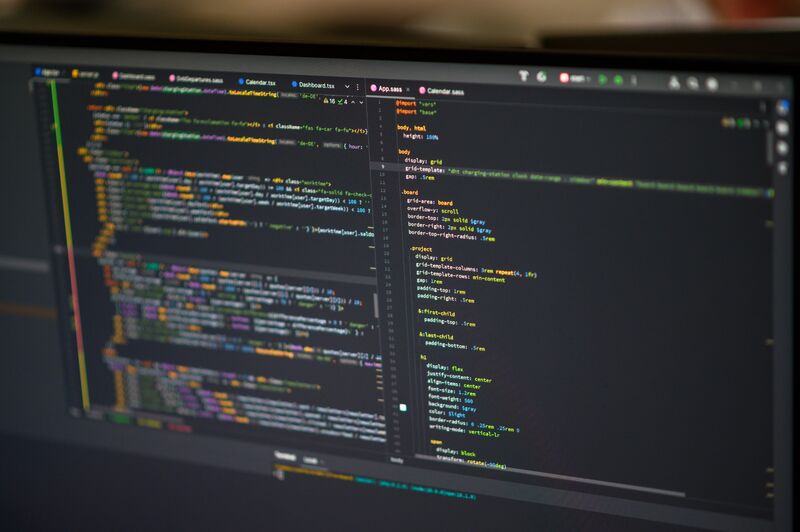 Ein Bild mit Code eines Webprojektes von MD-Netdesign auf einem Monitor.